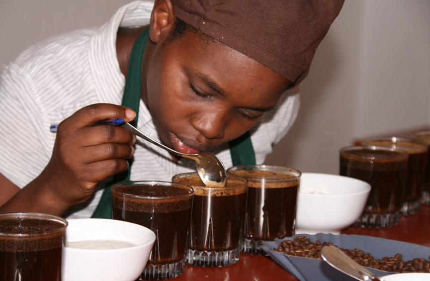 Ruandischer Mann bei einer Kaffeeverkostung