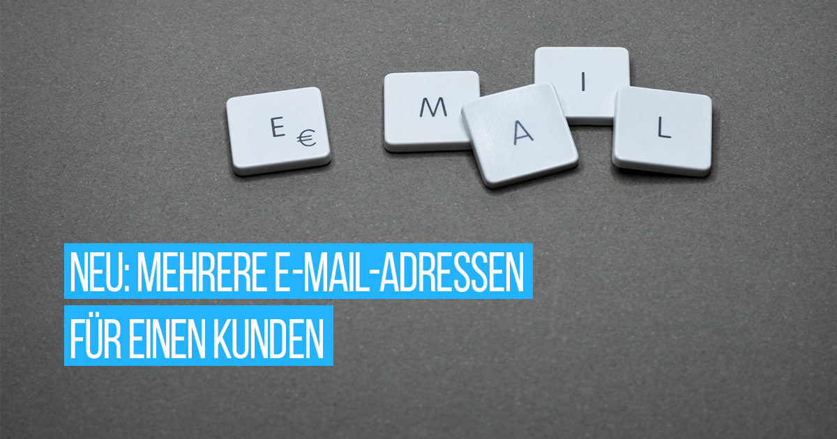 Scrabble-Steine bilden das Wort E-Mail als Ankündigung eines neuen E-Mail-Adressen-Features im Rechnungsprogramm Debitoor