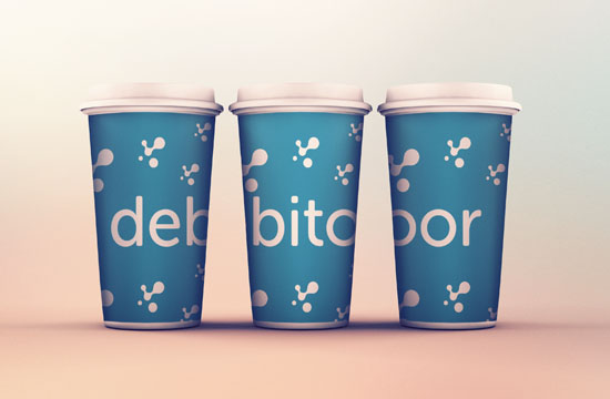 Drei gleiche Becher mit Debitoor-Logo symbolisieren kopierte Rechnungen