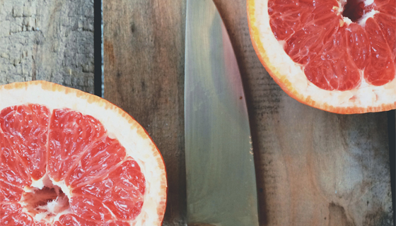 Zwei Hälften einer Grapefruit: Synonym für den steuerlichen Teil und den geschäftlichen Teil einer Rechnung