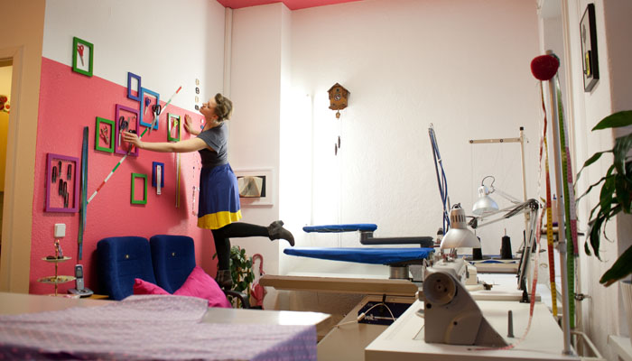 Schneiderin in ihrem Atelier